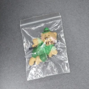 Kobold Bär St. Patricks Hallmark 1986 NEU Mütze Jacke Pinback Pin Button - Bild 1 von 2