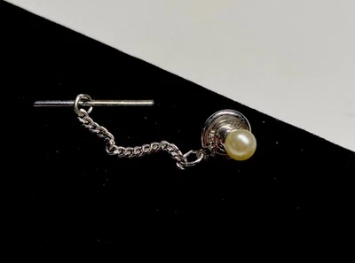 Hickok vintage EE. UU. Tachuela de corbata/solapa pasador perla sintética cadena de barra tono plata Foto 1 de 4