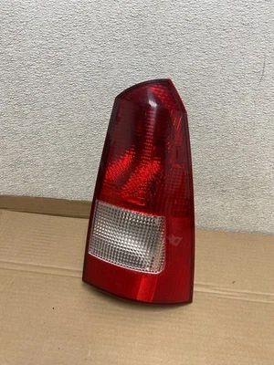 Lanterna traseira lateral direita passageiro Ford Focus Wagon 2003-2007 fabricante de equipamento original U0664 DW - Imagem 1 de 4