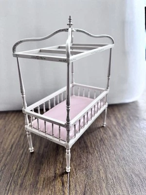 Cama antigua única Bespaq con dosel casa de muñecas miniatura  Foto 1 de 4