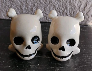 2,75" Celebrate! Keramik weiß Totenkopf & gekreuzte Knochen Salz & Pfefferstreuer - Bild 1 von 7