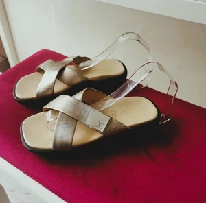 LOUIS VUITTON - Sandales en cuir doré - Taille 35,5 fr - TBE - Picture 1 of 10
