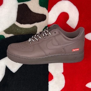 Größe 9,5 - Nike Air Force 1 Low Supreme Baroque Brown *LEICHT GETRAGEN* - Bild 1 von 11