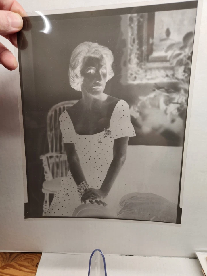 Negativo vintage de actriz en una escena de película Foto 1 de 4