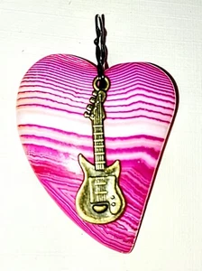 Neu Gitarre 🎸 Charm an poliertem rosa und weißem Achat Stein Anhänger  - Bild 1 von 3