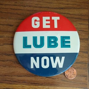 Vintage Auto Car Get Lube Now Pin Button Green Duck Co ARCO? large oil gas nice - Picture 1 of 4
