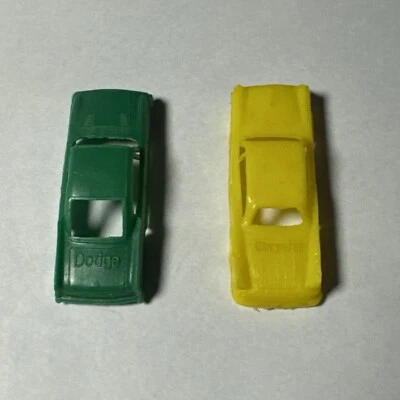 Coche de plástico moldeado primitivo de colección marcado Chrysler amarillo y verde Dodge EE. UU. Foto 1 de 4