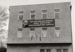 Ostalgiepostkarte mit Politlosung + Karl Marx vom VEB Elektromechanik Kaulsdorf - Bild 1 von 1