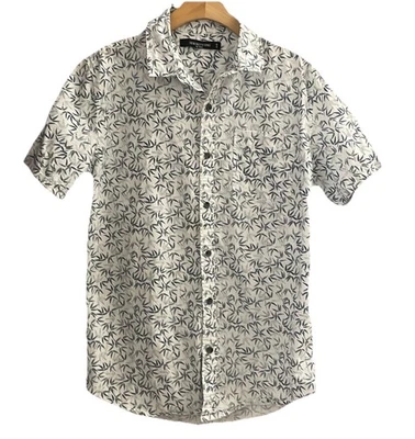 19 Noventa: Uma Camisa Masculina de Manga Curta com Estampa de Folha Tamanho Pequeno - Imagem 1 de 4