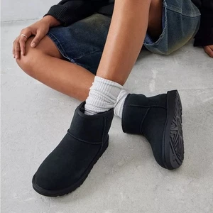 UGG schwarze Lammfell Wildleder Classic Mini II Wollfutter Stiefeletten 6 - Bild 1 von 11