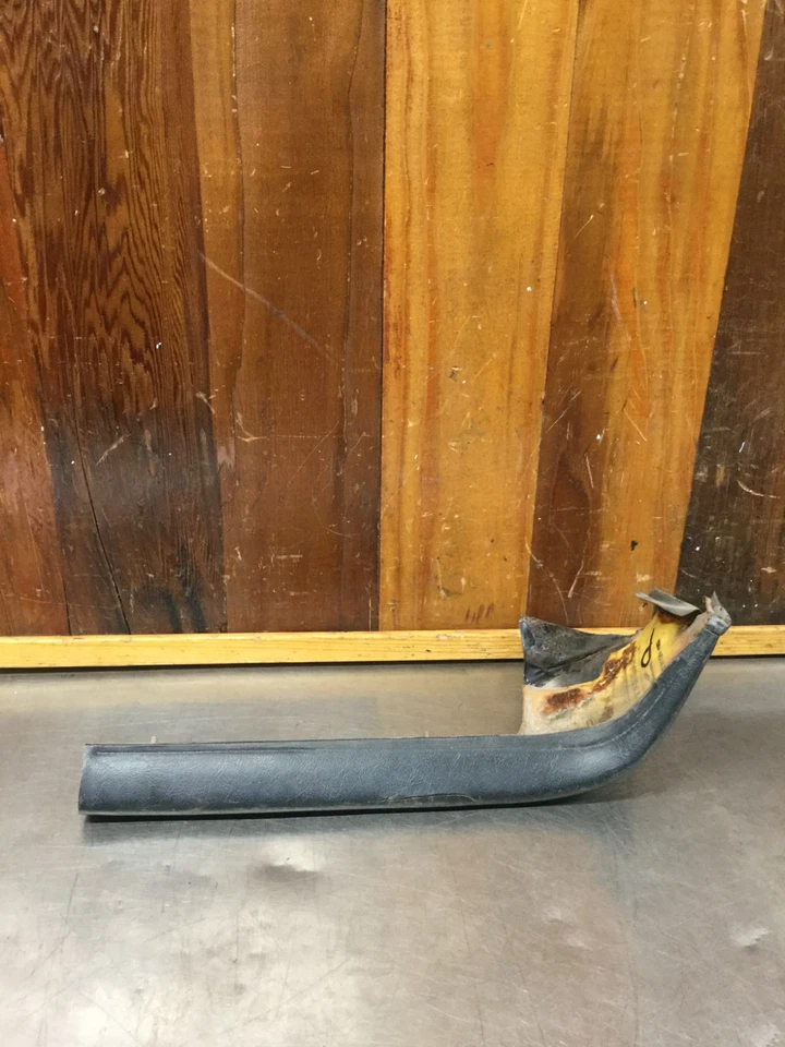 Triumph TR6 70-76 • Almohadilla de choque inferior original del tablero, lado del pasajero. Usado. KT1633 Foto 1 de 4