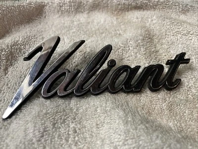 70-74 MOPAR 1970-1974 PLYMOUTH VALIANT GUARDABARROS DELANTERO EMBLEMA OEM 3680462 Foto 1 de 4