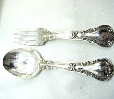 Juego de 2 tenedores y cucharas para bebé Gorham Chantilly de plata esterlina 4,5"--48 g Foto 1 de 4