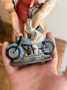 Juguete Antiguo Y Conejo En Una Moto Y 800g - Imagen 1 de 10