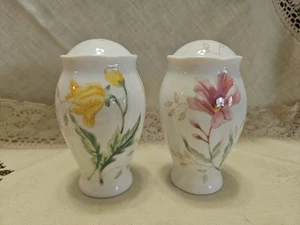 Lenox Butterfly Meadow Salt & Pepper Shakers - Picture 1 of 5