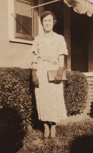 1930er hübsche Frau Handschuhe Clutch stehende Büsche Veranda Portrait Tageslicht - Bild 1 von 3