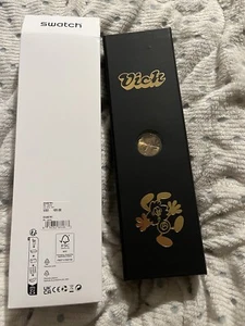 NEU Swatch X Verdy Vick Bronze Biennale Kunst Spezialuhr Mädchen Don't Cry LE - Bild 1 von 3