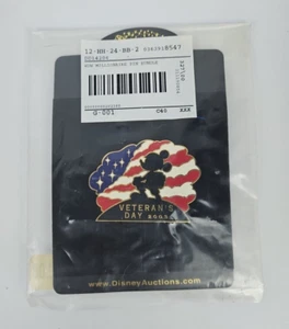 Neu im Beutel Disney Auktionen Veteranentag Mickey Mouse Pin 2003 Flagge Soldat USA - Bild 1 von 7