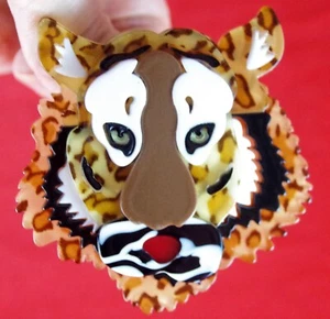 Cool! BIG 2.5" NWOT TIGER CAT w/ ANIMAL PRINT LAYERED ACRYLIC BROOCH PIN - Picture 1 of 17