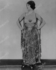 Woman Models Stylish Dress 1920 Vintage 8x10 Reprint Of Old Photo - Bild 1 von 1