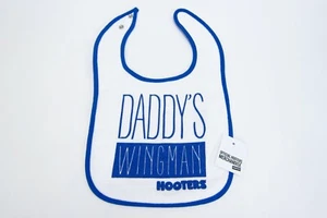 Pechera Hooters Restaurante Daddy's Wingman 100 % algodón azul sobre blanco nueva con etiquetas - Imagen 1 de 3