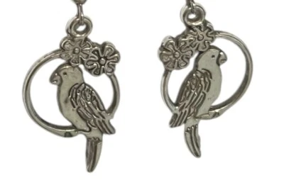 "Pendientes de loro perforados plateados colgantes pájaros tropicales florales bohemios gota de 1 1/2""" Foto 1 de 4
