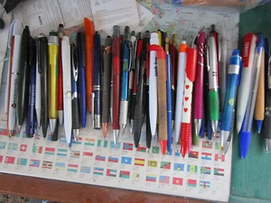 Über 50 Kulis,teils leer teils schreiben sie ,im guten Zustand,viele Werbekulis - Bild 1 von 1