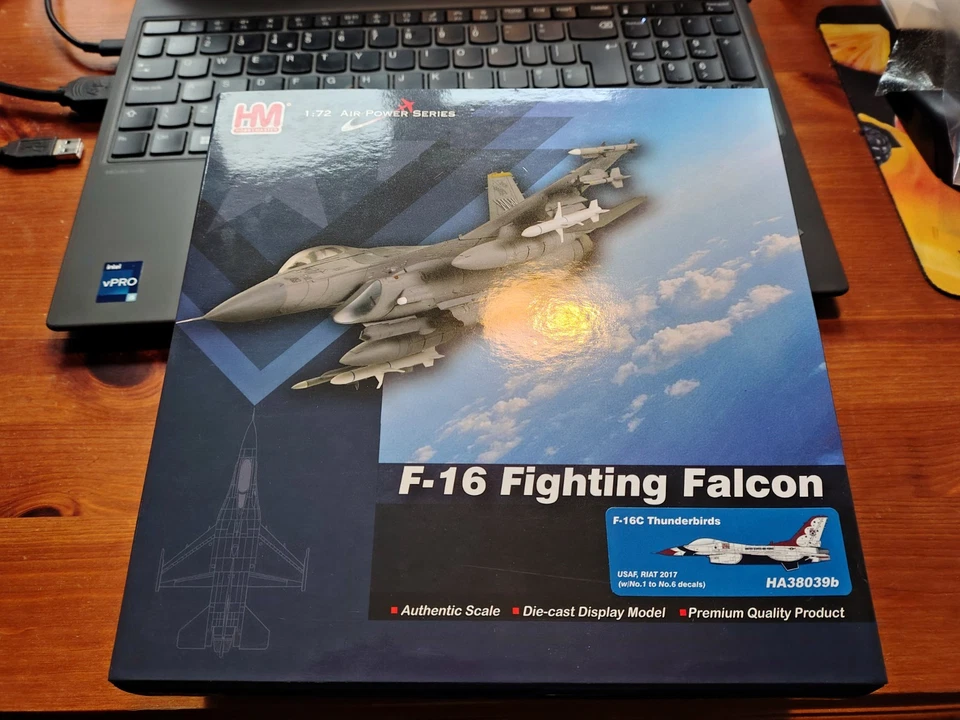 Hobbymaster Lockheed Martin F-16 Fighting Falcon Thunderbirds RIAT 2017 HA38039b - Image 1 of 4