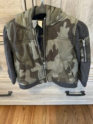 Jaqueta de inverno Tucker + Tate camuflada e cinza escuro. Tamanho 9M - Imagem 1 de 4