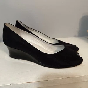 Bruno Magli Nisako Black Microfiber Peep Toe Patent Wedge Heels Size 7.5 B - Picture 1 of 15