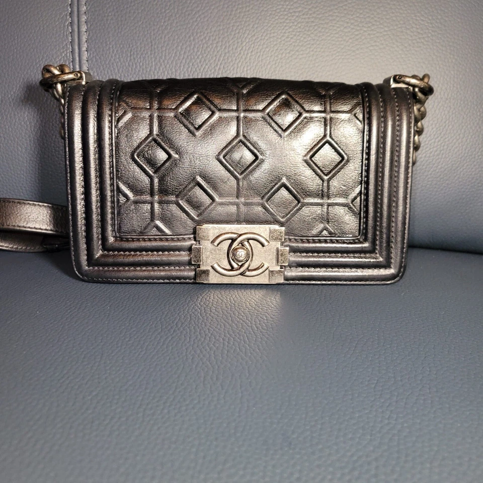 Raro Bolso Chanel Arabesco Niño Solapa Piel de becerro Repujado Antiguo Foto 1 de 4