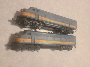 Lionel Milwaukee Road 8555 8557 F3 A-A Alimentato Dummy Diesel Switcher Locomotive - Foto 1 di 12