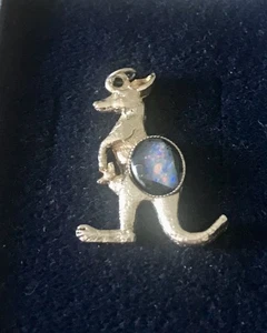 VINTAGE SILVERTONE KANGAROO PENDANT WITH FAUX OPAL - Picture 1 of 2