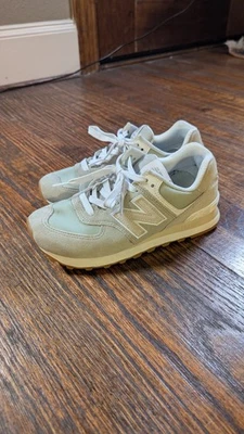 New Balance 574 Womens Size 7 Running Shoes WL574QD2 Green Gray - Image 1 of 4