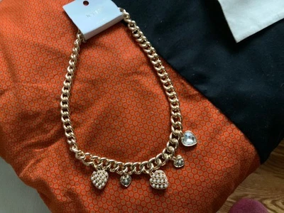 全新 J Crew 重型链项链 带 5 心形 带珍珠和水钻 礼品袋 — 第 1/4 张图片