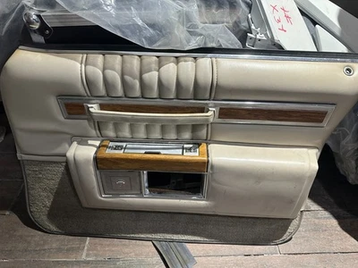 Asientos completos de cuero F&R y paneles de moldura Cadillac Sedán Deville 1981-1984 Foto 1 de 4