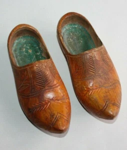 Paire de petits sabots en bois sculptés étiquette Fabrique Galoches et Sabots - Imagen 1 de 8