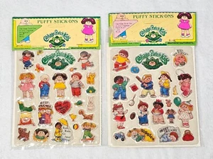 2 pegatinas adhesivas hinchadas estilo 1 y 2 Cabbage Patch Kids vintage 1983 - Imagen 1 de 8
