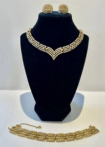 Conjunto de joyas vintage Monet joyeros en caja collar pulsera pendientes Parure RARO - Imagen 1 de 19