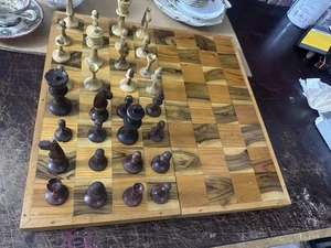Grandi VECCHI SCACCHI - FATTI A MANO IN LEGNO - CON TAVOLO DA GIOCO personaggi antichi - Foto 1 di 18