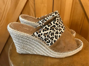 TOMS Women's Monica Espadrille Wedge Sandals Size 8 Leopard Print Vegan Suede - Picture 1 of 10