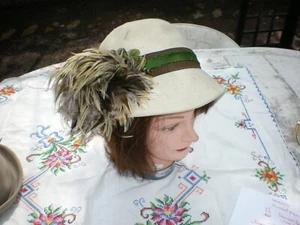 chapeau femme cloche des années 1930 USS avec plumes - Foto 1 di 5