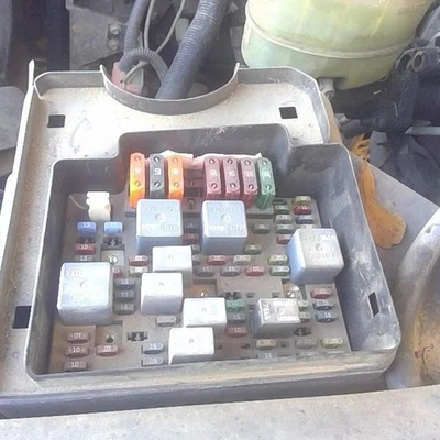 Fuse Box Engine Fits 00-02 SIERRA 1500 PICKUP 188959 - Image 1 of 4