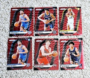 2024/25 PRIZM (6) RUBY WAVE ROOKIE SP! MATAS BUZELIS JAYLEN WELLS CAM CHRISTIE - Foto 1 di 1