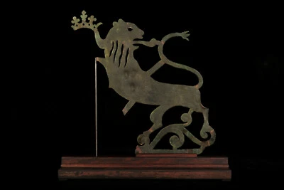 Ancien vestige enseigne en laiton XVIIIeme siècle / Lion couronne art populaire - Photo 1/4