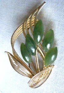 Vintage Anstecknadel Brosche Caina filigran florales Design mit grünen Jade Steinen 60er Jahre - Bild 1 von 6