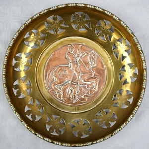 Plato antiguo 21 cm de latón - San Jorge lucha con el dragón - Inglaterra - Imagen 1 de 8