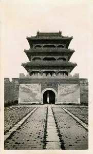 CHINA, BEIJING - TEMPLE & TWO ORIGINAL ca 1920's SNAPSHOT PHOTOS - Picture 1 of 3