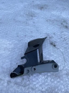 12-18 AUDI A7 S7 FRONT RIGHT PASSENGER SIDE FENDER MOUNT BRACKET OEM 4G8821136D - Picture 1 of 7