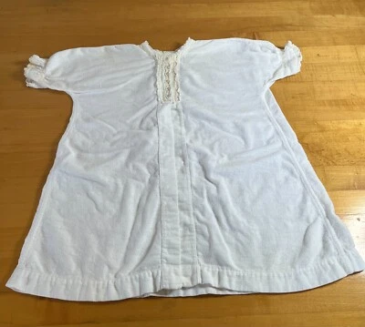 VESTIDO DE FLANELA BEBÊ vintage com delicado detalhe de bordado rosa - Imagem 1 de 4